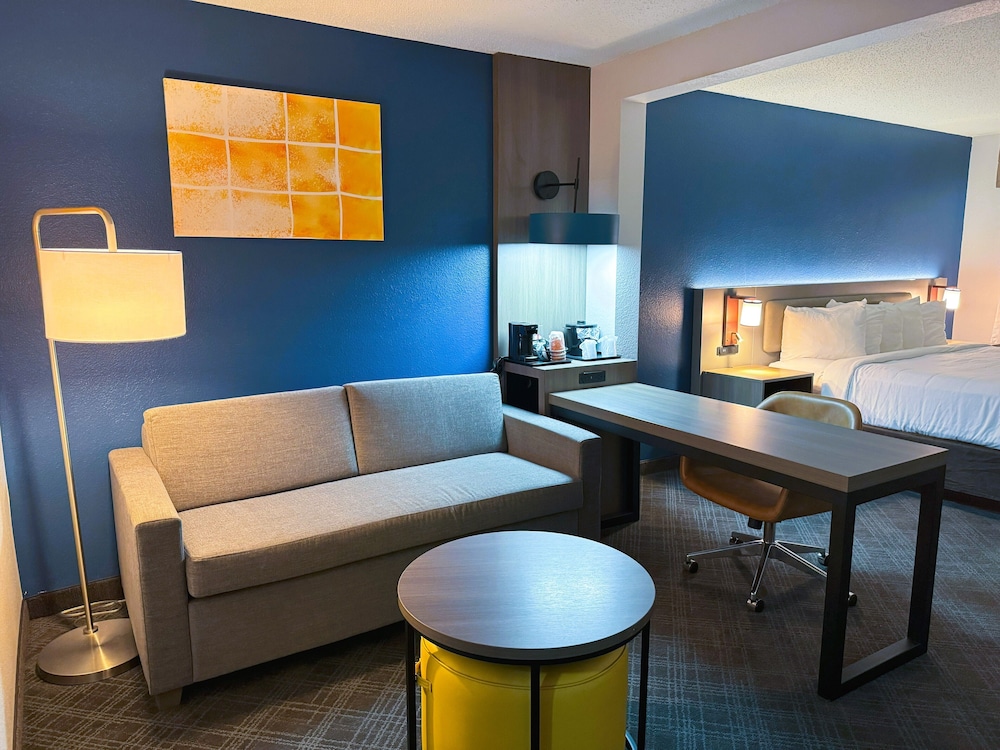 Suite, 1 King Bed with Sofa bed, Non Smoking - Photo 5