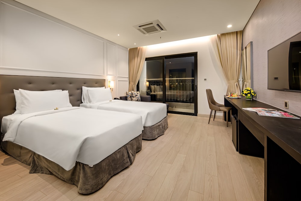 Deluxe Twin Room, Balcony, City View photo 2