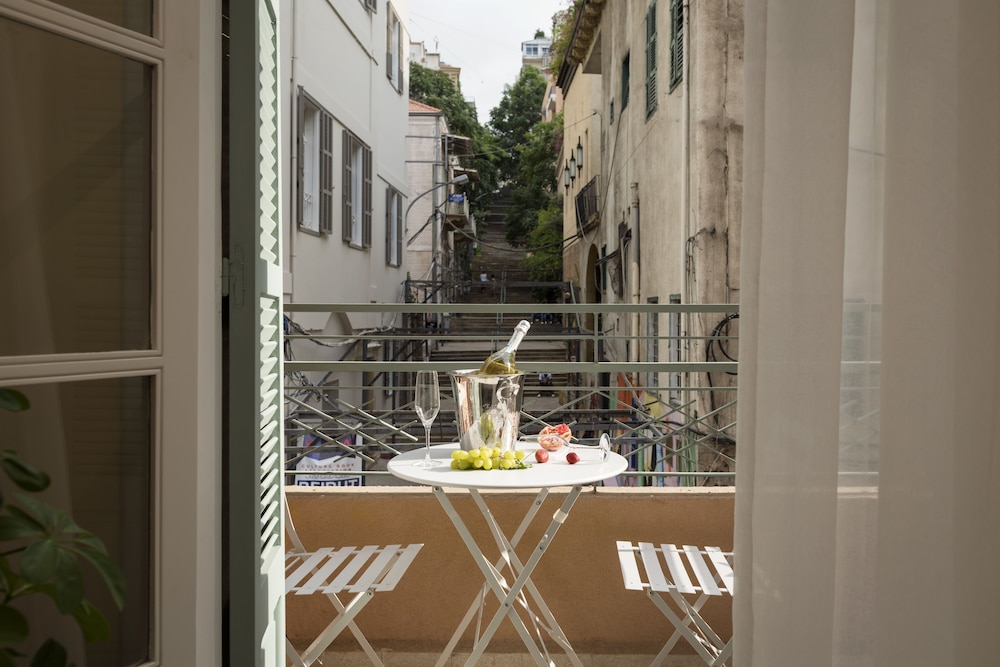 Lost on the Stairs,with Balcony photo 3