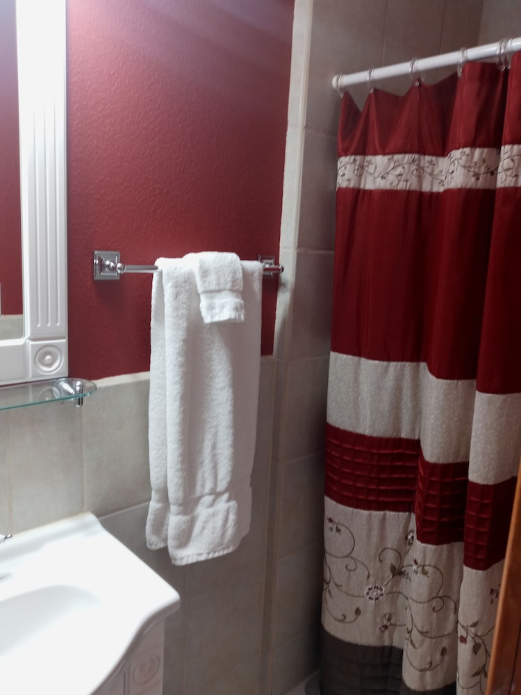 Standard Room, 1 King Bed photo 3