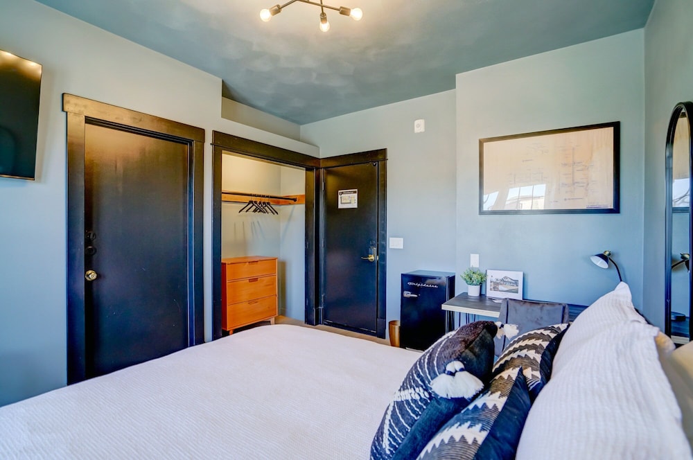 Design Single Room, 1 Queen Bed, Shared Bathroom photo 2