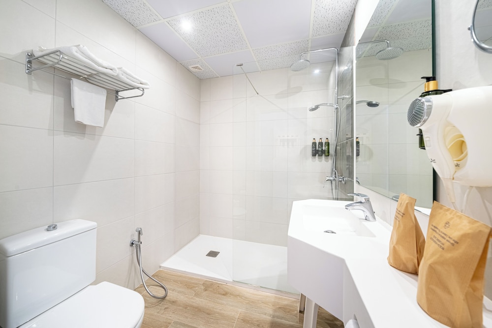 Standard Double Room, Balcony, Sea View (2 adults + 1 child) thumbnail 6