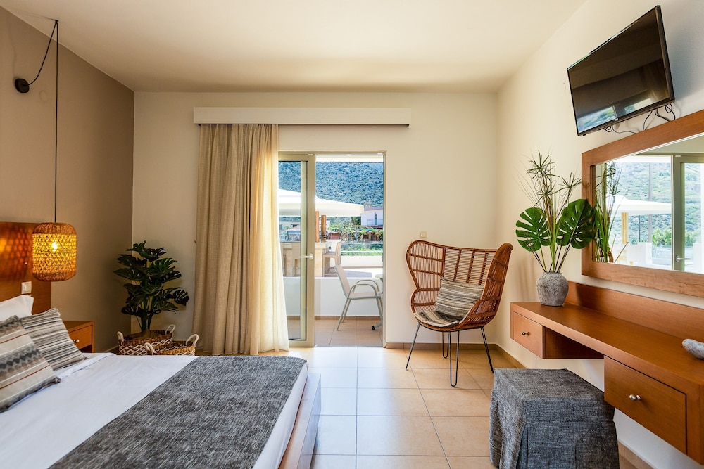 Standard Room with Pool or Mountain View - Photo 5
