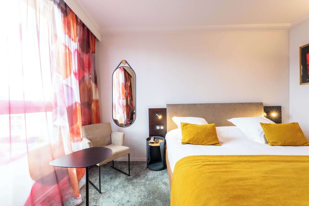 Classic Room, 1 Queen Bed, Smoking - Photo 2