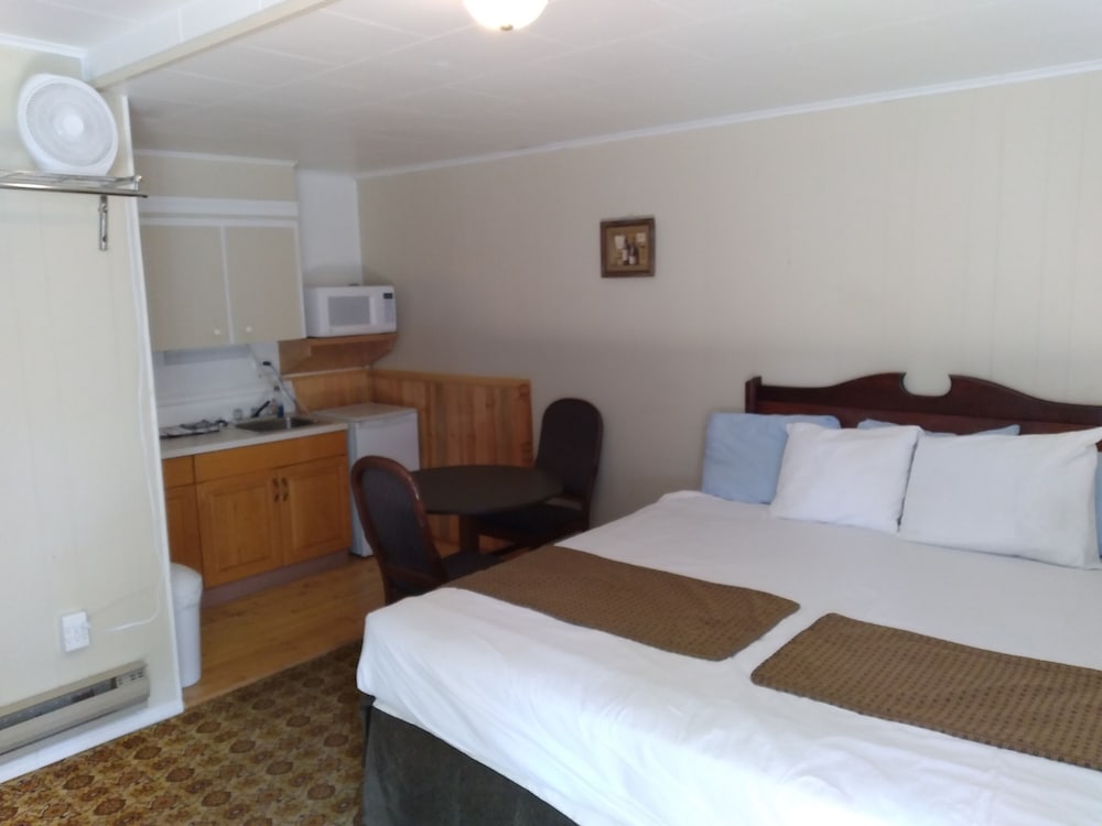 King Room, 1 King Bed w/kitchenette (Not Pet Friendly)