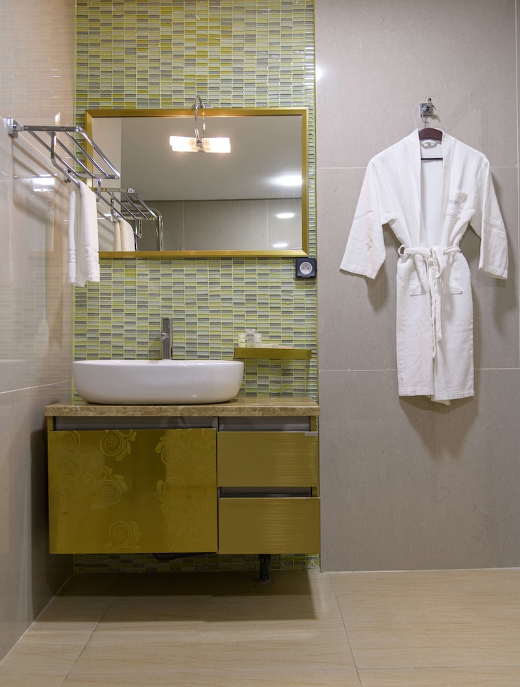 Executive Suite, 1 King Bed, Non Smoking, Mountain View