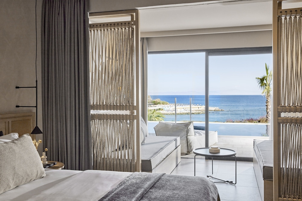 Junior suite with Sea View & Swim Up Pool