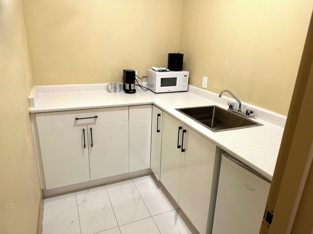 Hot Tub Suite, 1 King Bed, Refrigerator & Microwave photo 2