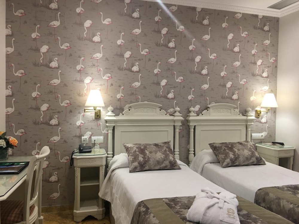 Standard Twin Room - Photo 19