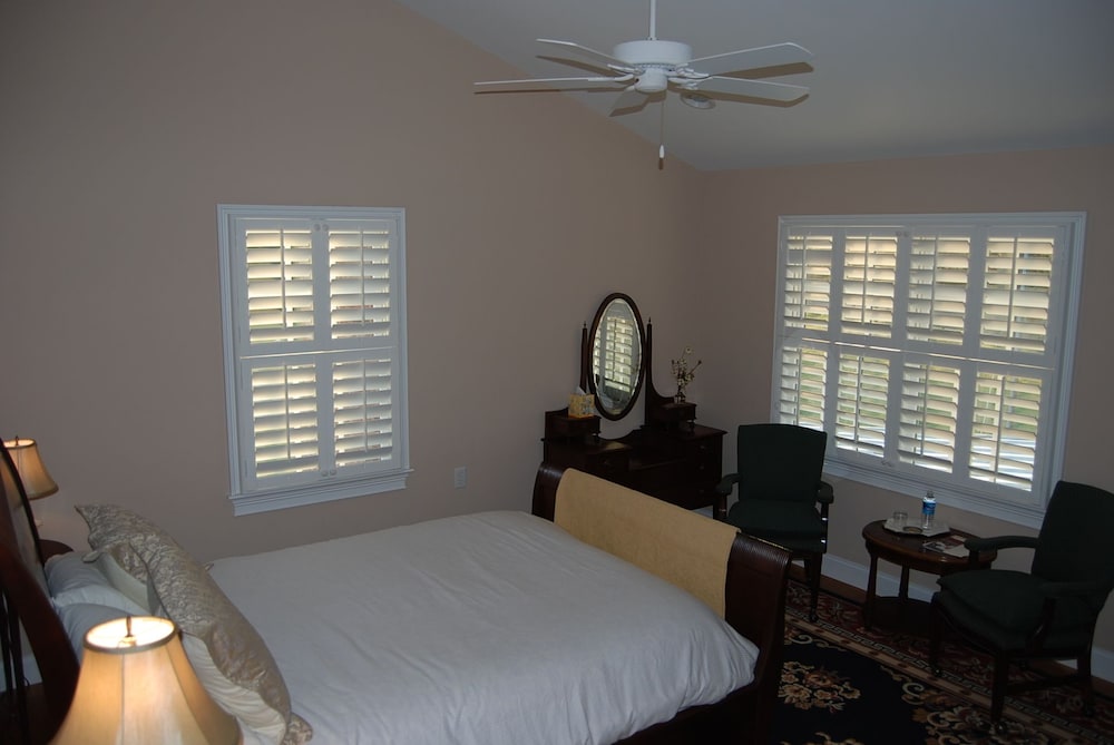 Exclusive Room, 1 Queen Bed, Private Bathroom, Corner photo 1