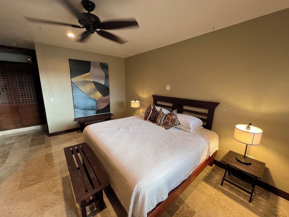 Standard Suite, 1 King Bed photo 3