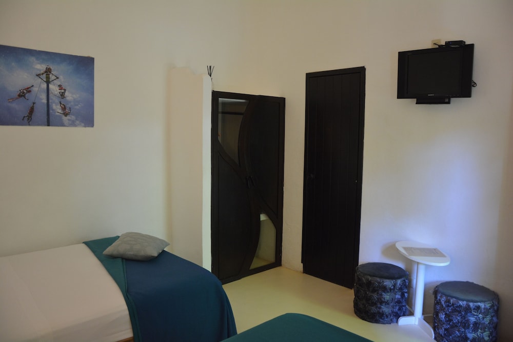 Standard Room, 2 Double Beds - Photo 4