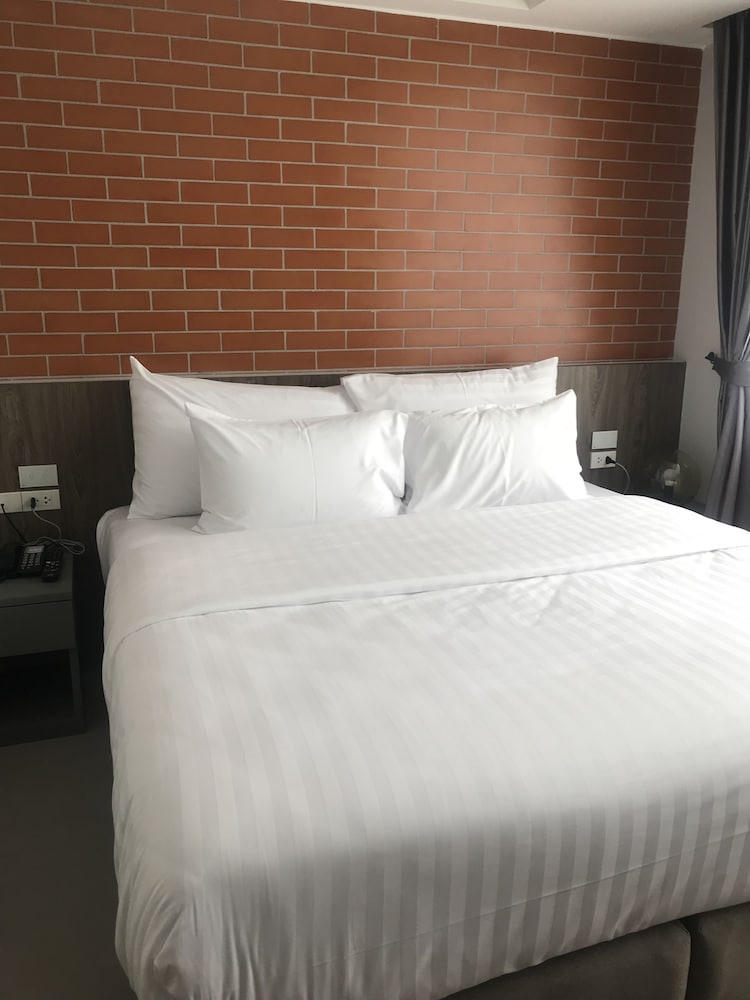Executive Suite, 2 Bedrooms, Kitchenette, Pool View photo 3