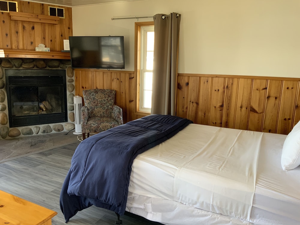 Romantic Cabin, 1 Bedroom, Fireplace, Lake View (Paradise)