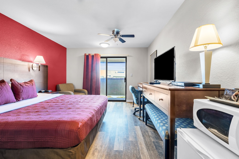 Standard Room, 1 King Bed, Balcony photo 3