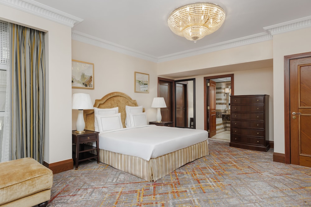 Executive Suite, 1 King Bed (No View) thumbnail 5