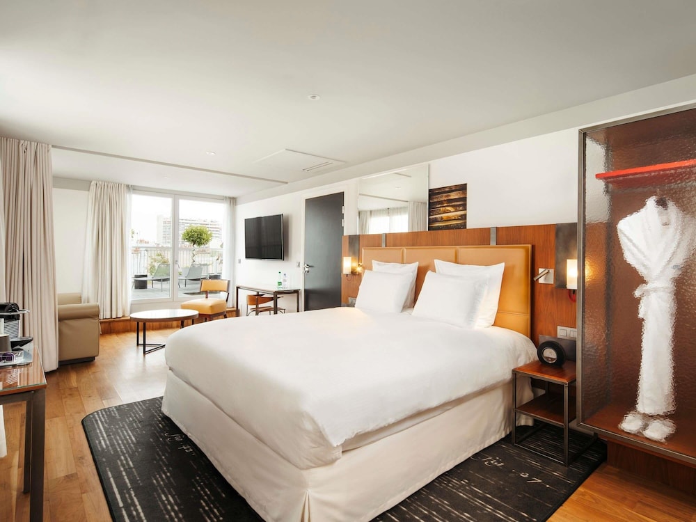 Deluxe Suite, 1 King Bed, Terrace
