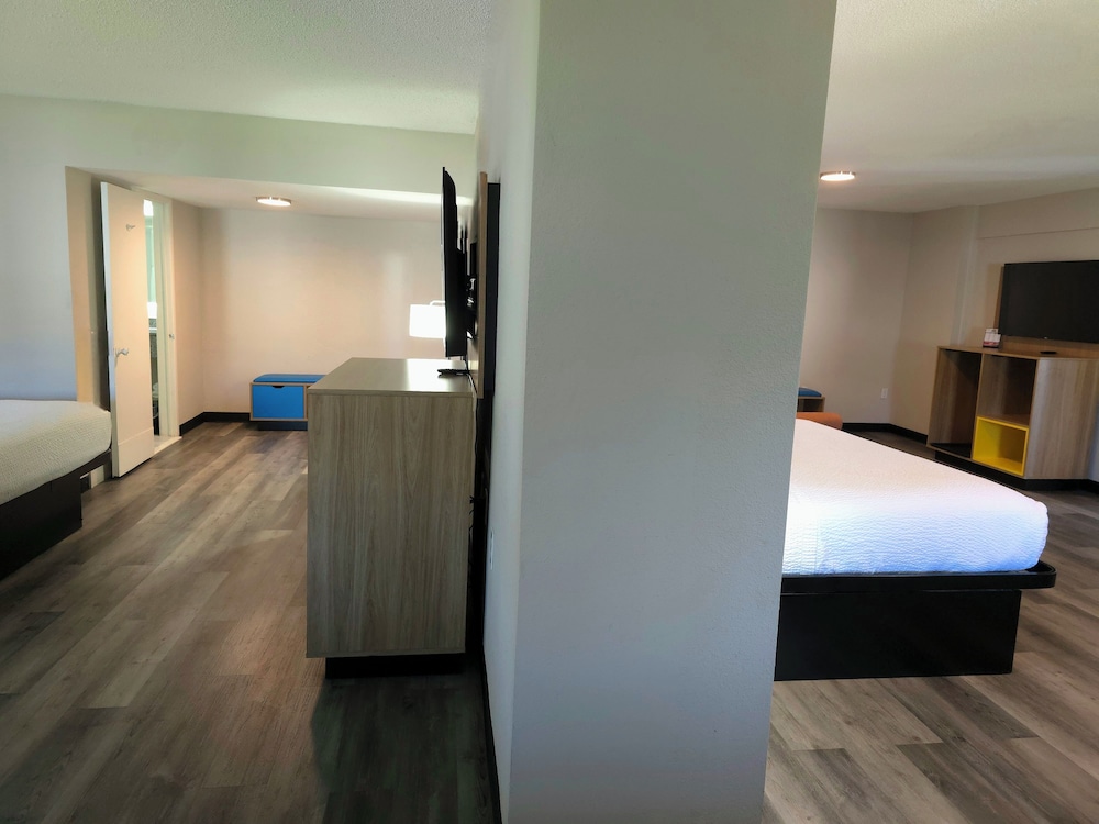 Suite, Multiple Beds, Non Smoking (Lighthouse Suite) - Photo 5