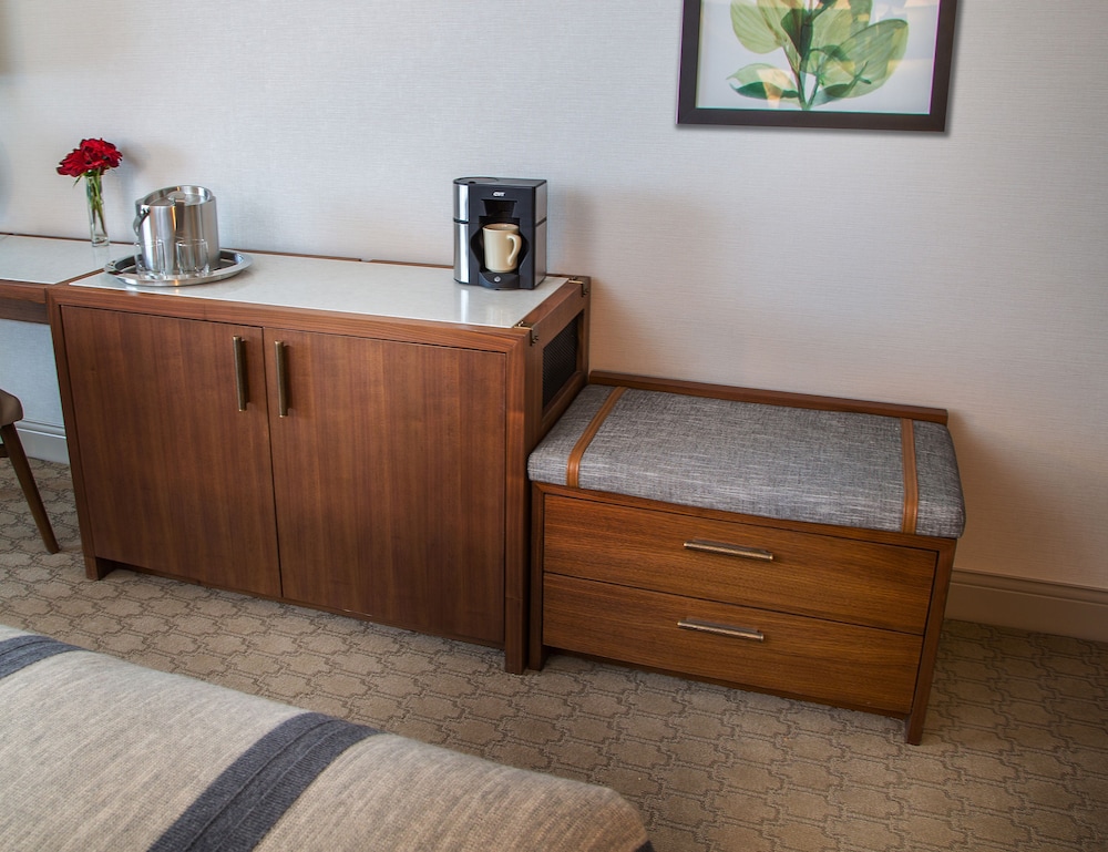 Premier Double Queen with Shower - No Water Park Included, photo 6