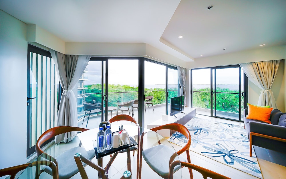 Premier Suite, 1 Bedroom (guests age 18-59) - Photo 3