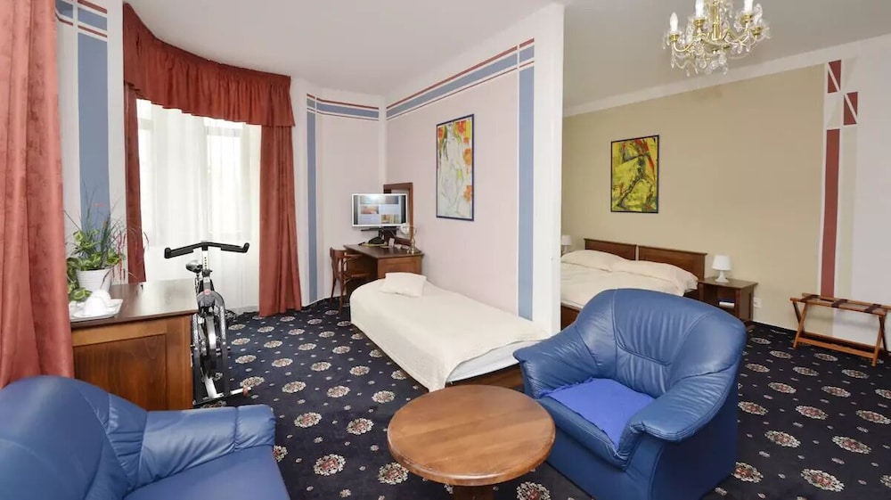 Junior Triple Room, City View, Corner