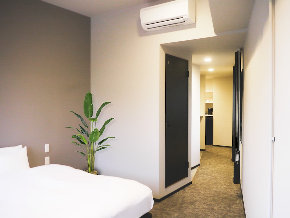 Basic Room, 1 King Bed, Non Smoking, Private Bathroom photo 3