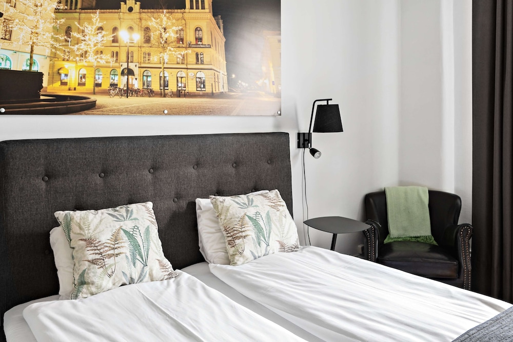 Standard Room, 1 King Bed, Non Smoking - Photo 13