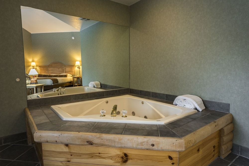Deluxe Room, Multiple Beds, Jetted Tub photo 3