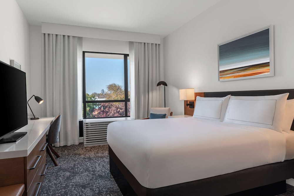 Deluxe Room, 1 King Bed - Photo 3