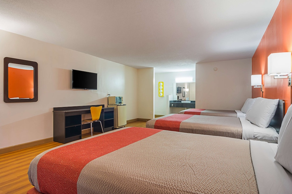 3 Full Beds, Non Smoking, Refrigerator & Microwave photo 2