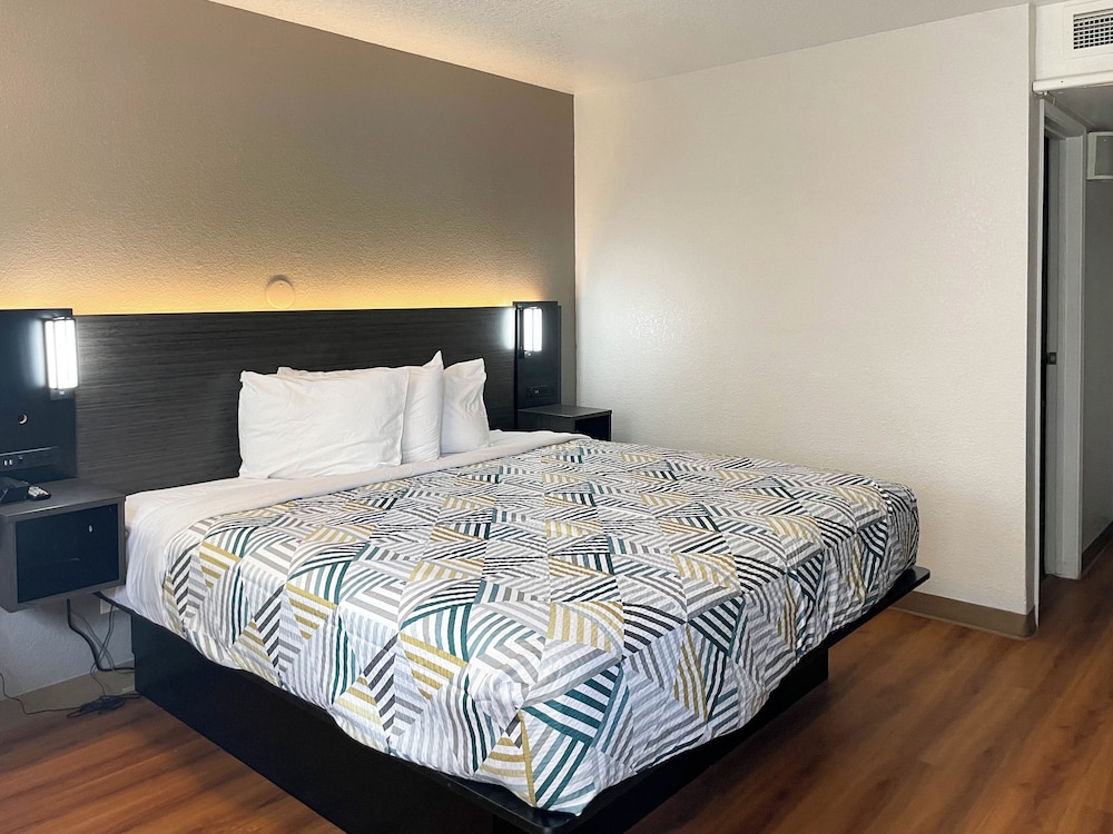 Room, 1 Queen Bed, Mobility Accessible, Non Smoking (Refrigerator & Microwave)