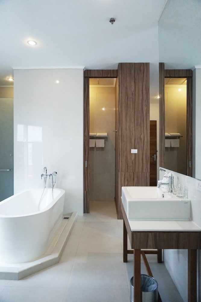 Loft Suite - Photo 2
