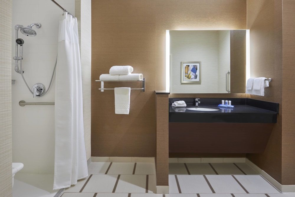 Room, 2 Queen Beds (Mobility/Hearing Accessible, Tub) photo 2