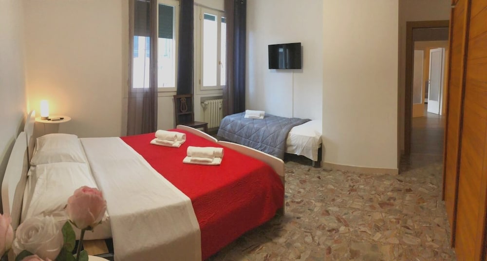 Suite, Ensuite photo 1