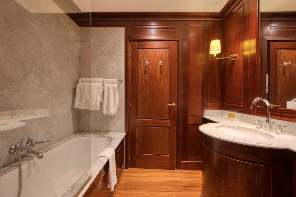 Exclusive Room, 1 King Bed, Non Smoking - Photo 12