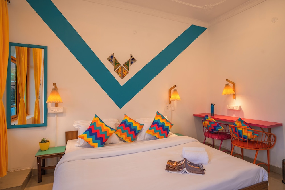 Deluxe Private Room with Premium Balcony and Ensuite Bathroom - Photo 4