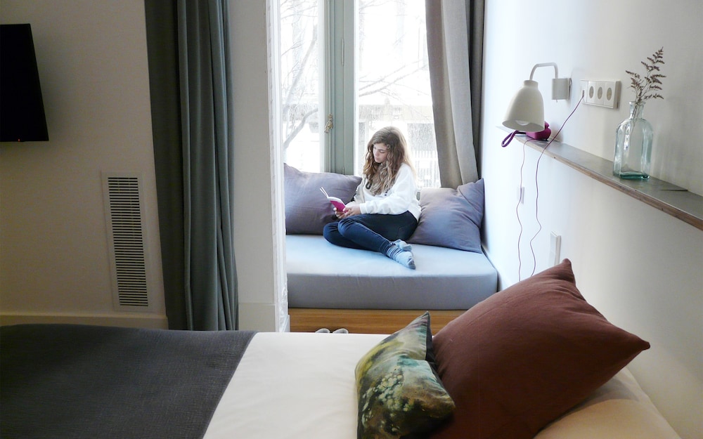 Superior Room (with a bow-window facing the street) photo 3