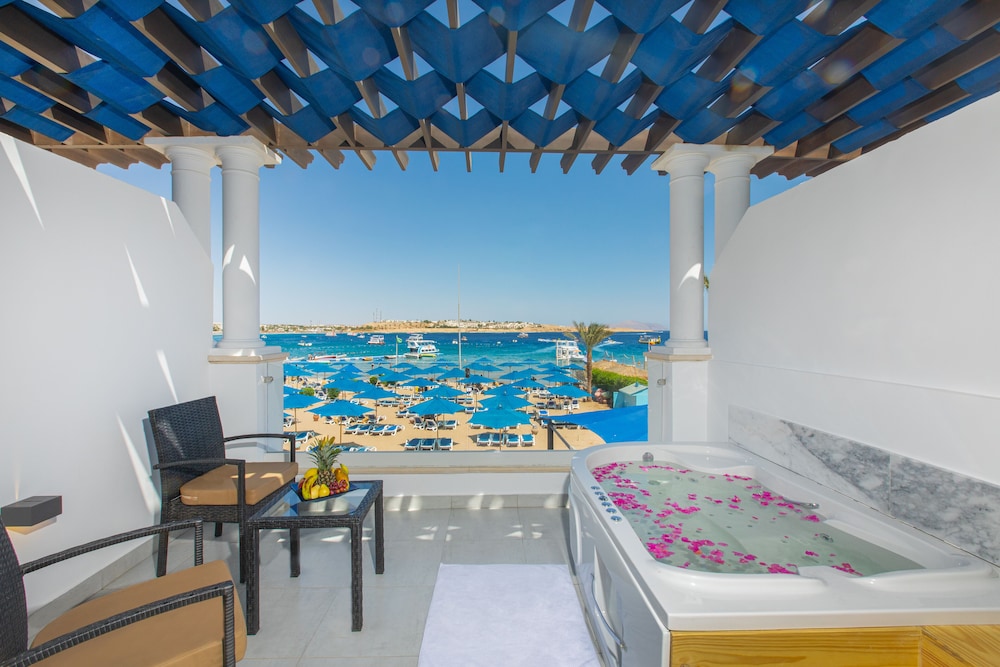 Deluxe Double Room, 1 King Bed, Beach View - Photo 5