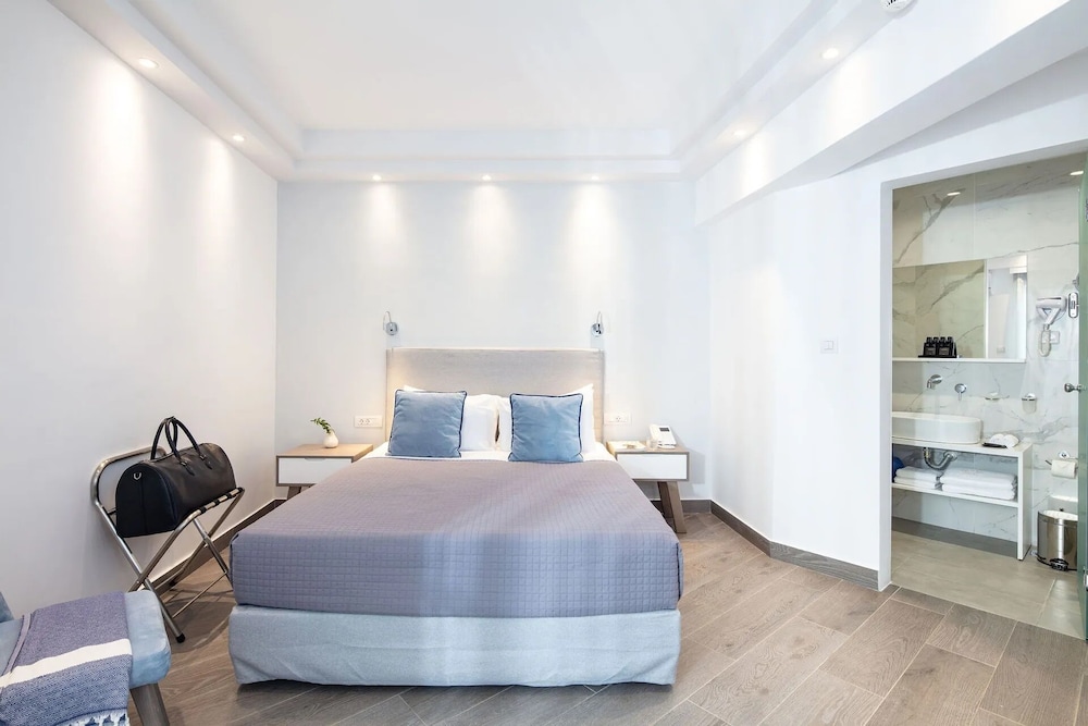 Standard Double Room, Partial Sea View photo 3