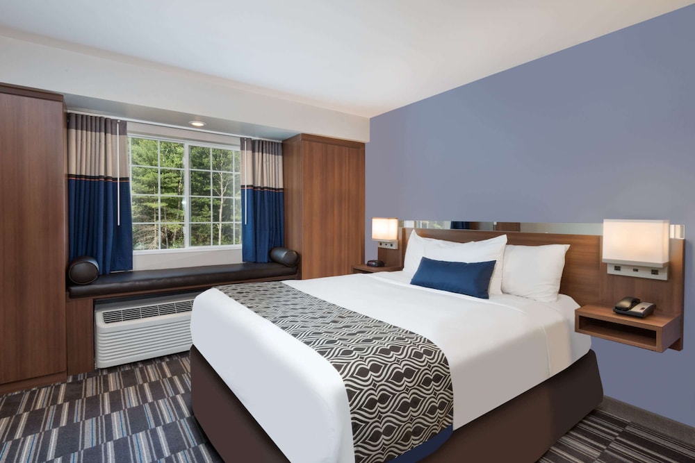 Suite, 1 Queen Bed, Mobility Accessible, Non Smoking (Hearing, Tub W/ Grab Bars)