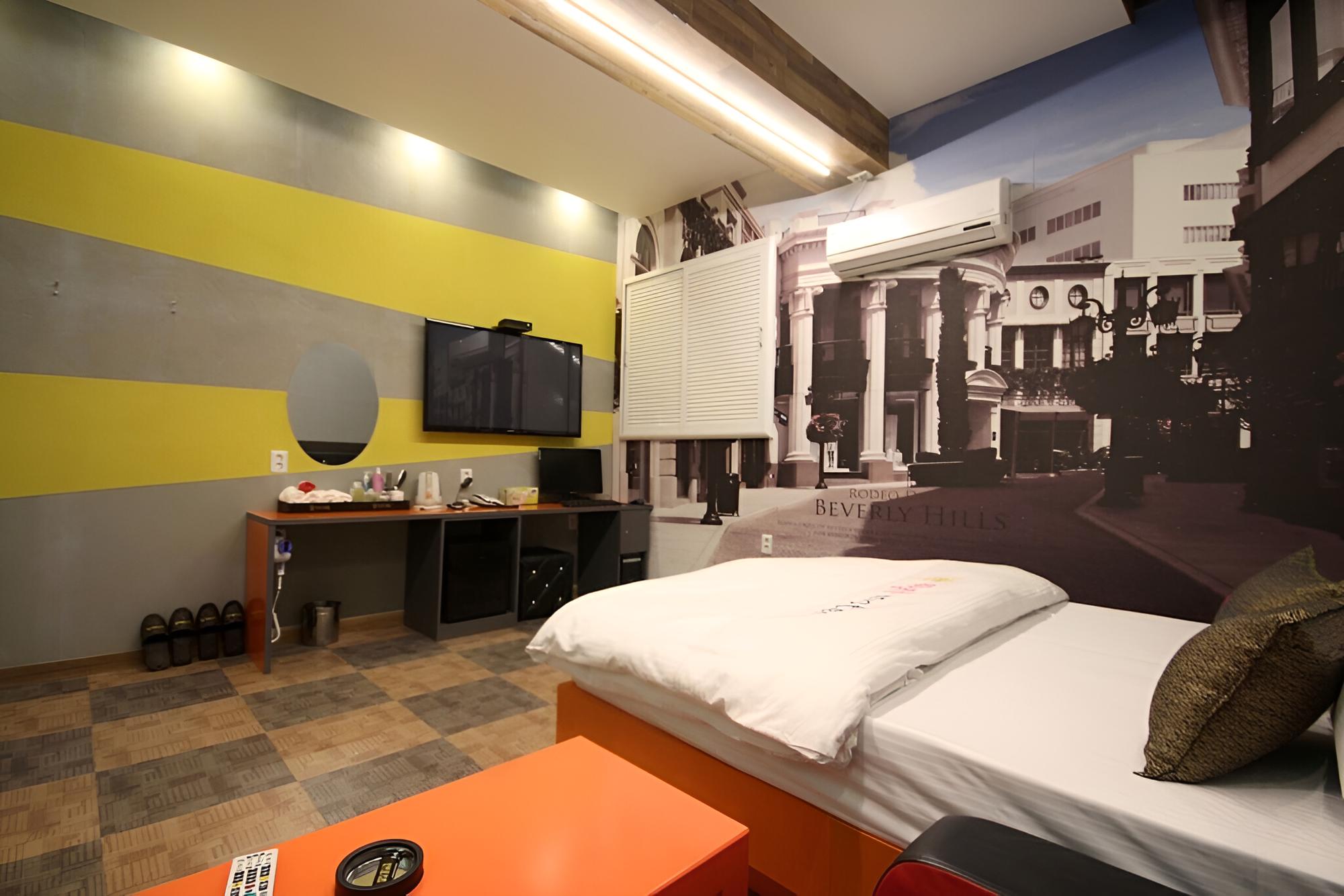Room (Suite (Semi-Special Room/2PC/Netflix ) - Photo 8