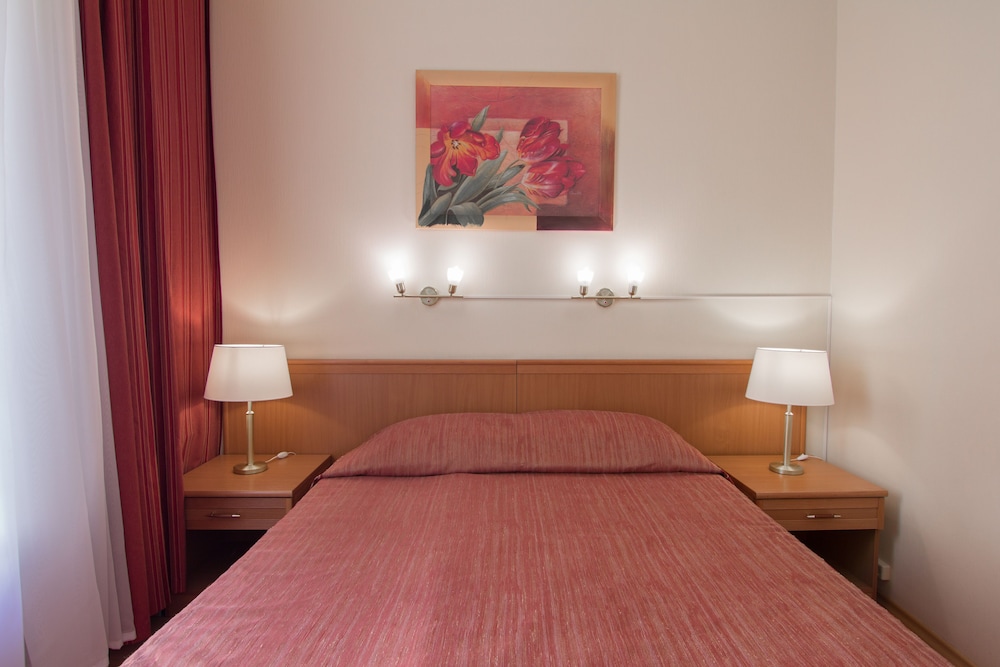 Double Room (Maroon Lounge) photo 1