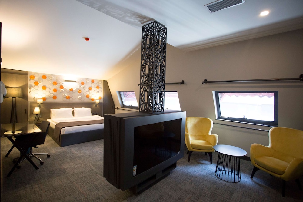 Junior Room, 1 Queen Bed, Non Smoking - Photo 1