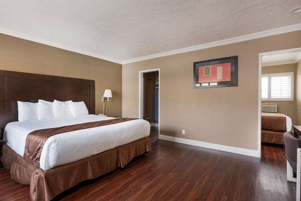 Mini Suite, Multiple Beds, Non Smoking - Photo 9