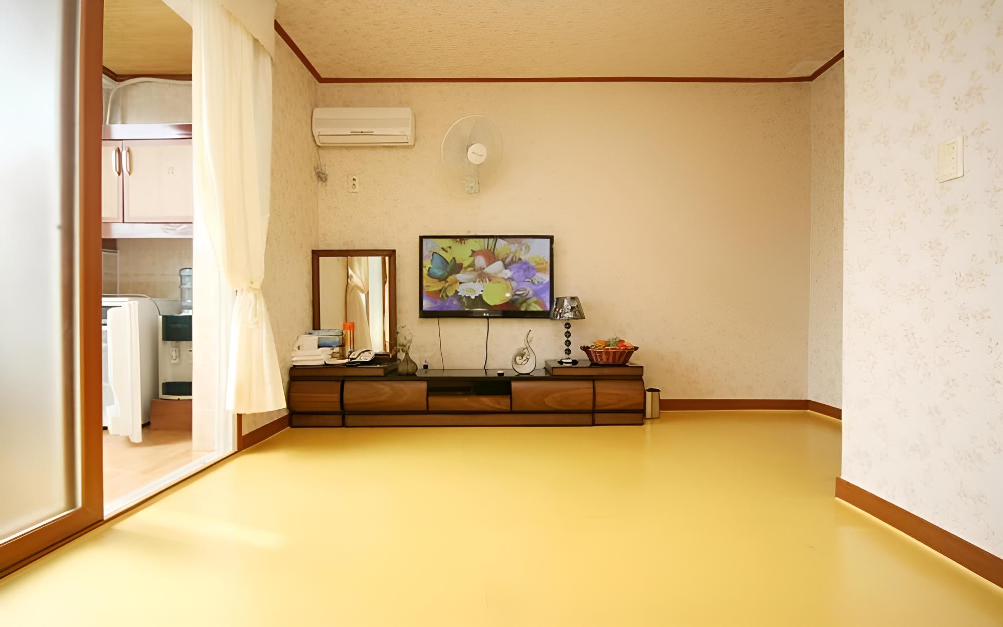 Room (Jasmine Ondol 7)