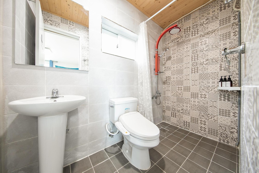 Basic Room, 1 Bedroom (Oceanview Room 1 ( F2 )) - Photo 8