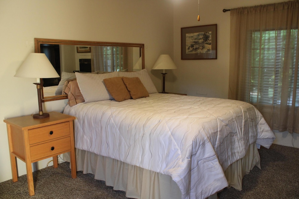 Room, 1 Queen Bed, Garden View