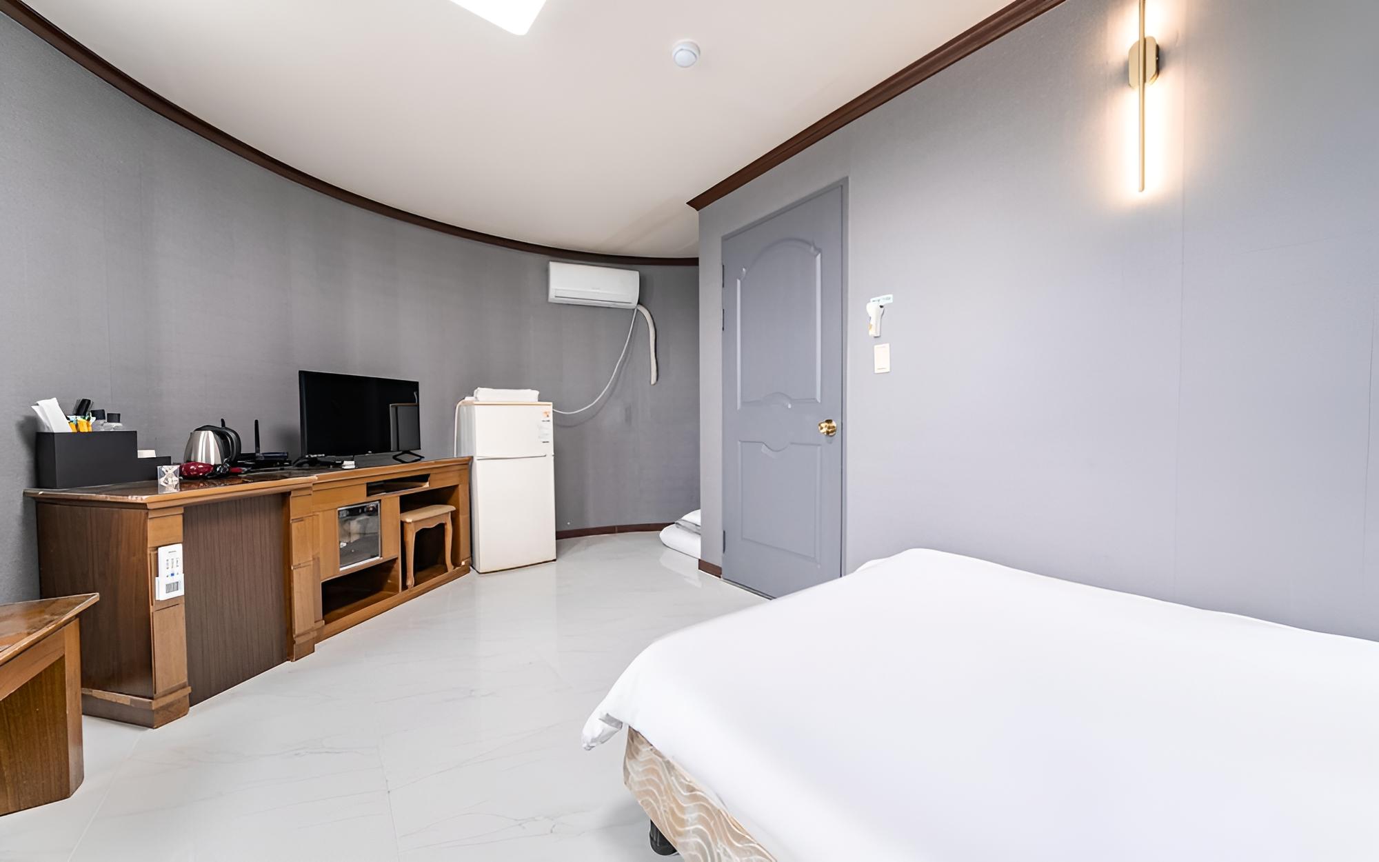 Room (Round Room - Bed) - Photo 4