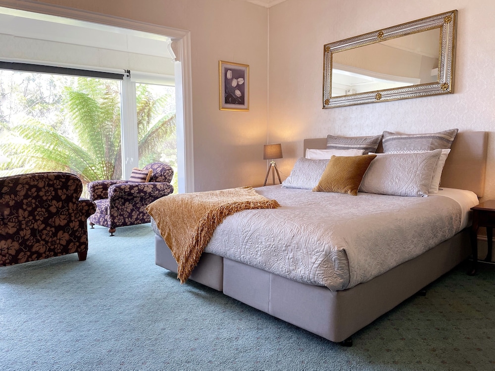 Deluxe Studio Suite, 1 King Bed, Kitchenette, Harbor View photo 3