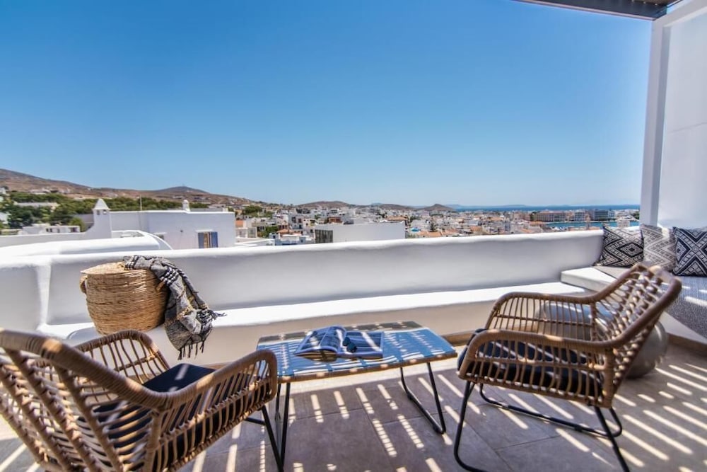 Deluxe Suite with Panoramic Sea View - Photo 13